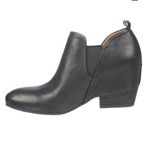 New in Box- Naya Black Leather Felix Bootie